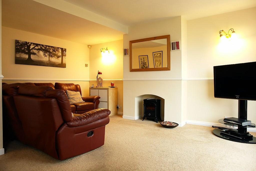 Brookside Avenue, Grotton, Saddleworth 3 bed semidetached house £200,000