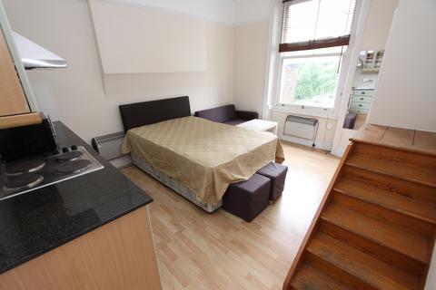 Studio to rent, Marloes road, London W8