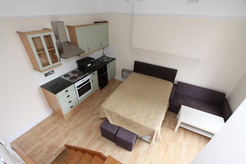 Studio to rent, Marloes road, London W8