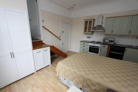 Studio to rent, Marloes road, London W8