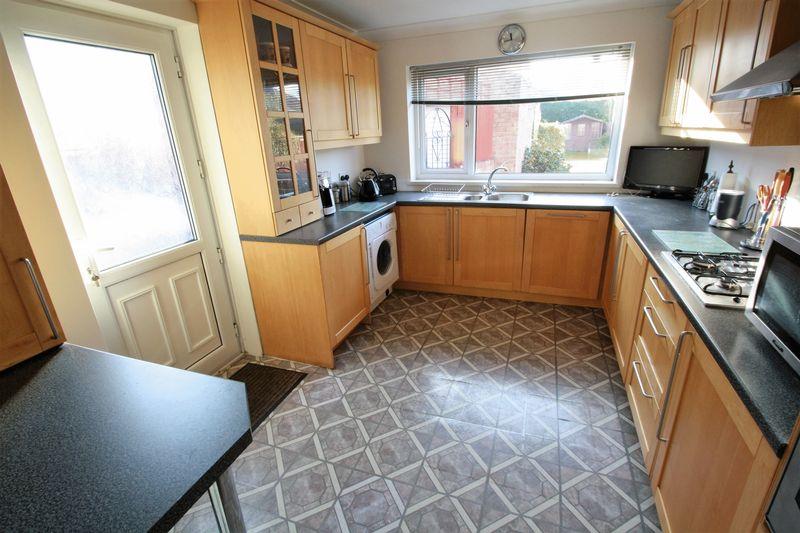 Chalford Oaks, Acklam, Middlesbrough, TS5 8QG 3 bed semidetached house £158,000