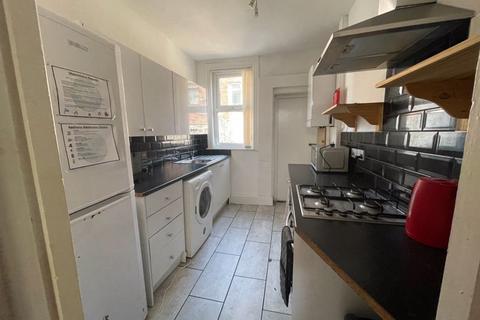 4 bedroom terraced house to rent, 4 Bedroom Student House on Brookdale Road, L15. Available July 2025