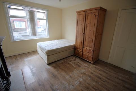 Studio to rent, Sandycombe Road, FELTHAM, TW14