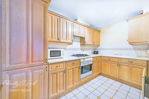 2 bedroom apartment to rent, Galleons View, London