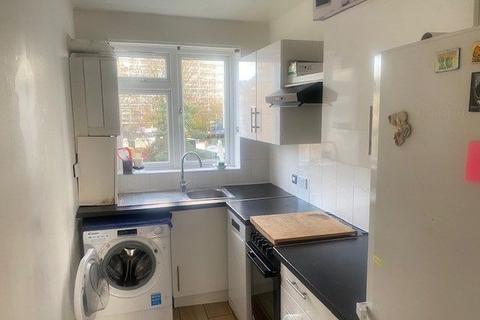 2 bedroom flat to rent, Amberley Court, Brixton SW9 7HL