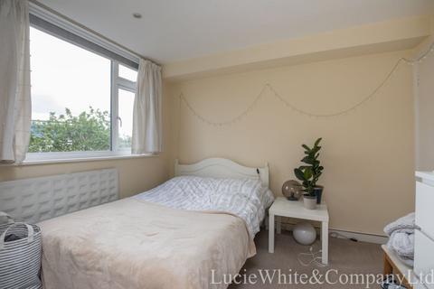 Studio to rent, Hammersmith Grove, Hammersmith