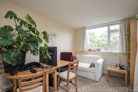 Studio to rent, Hammersmith Grove, Hammersmith