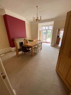 4 bedroom semi-detached house to rent, 4 Bedroom property in Brompton Avenue, L17. Available 2025/2026 Academic Year