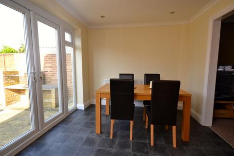 3 bedroom semi-detached house to rent, Brunel Road, Braintree, CM7