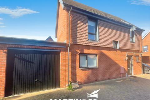 2 bedroom detached house to rent, Niblick Green, Beaulieu, Chelmsford