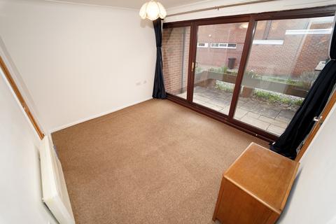 1 bedroom flat to rent, Knightthorpe Court Burns Road LOUGHBOROUGH Leicestershire