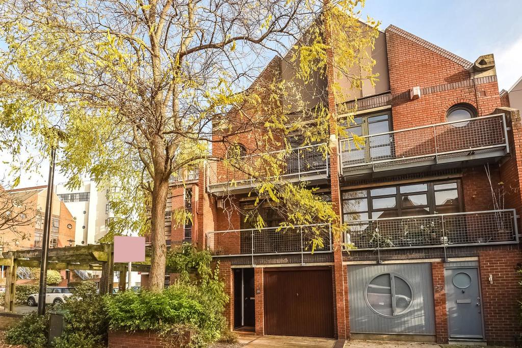 Elephant Lane, Rotherhithe, SE16 3 bed semidetached house £1,150,000