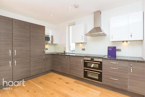 3 bedroom flat to rent, Clayton Road, Hayes