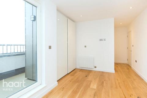 3 bedroom flat to rent, Clayton Road, Hayes