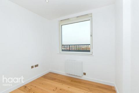 3 bedroom flat to rent, Clayton Road, Hayes