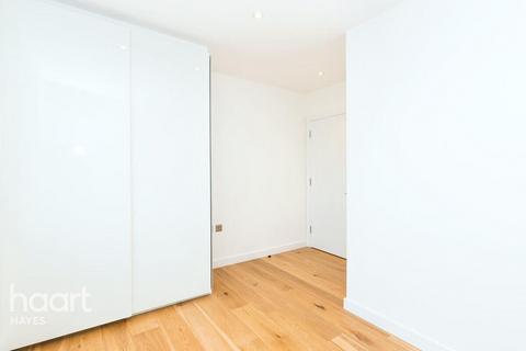 3 bedroom flat to rent, Clayton Road, Hayes