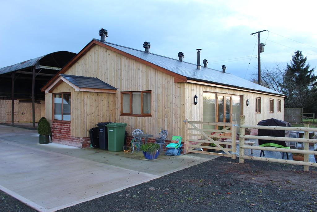 Newtown, Leominster, Herefordshire, HR6 8QD 4 bed barn conversion £1,200 pcm (£277 pw)