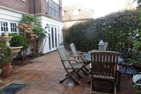 2 bedroom flat to rent, Two bedroom Garden Apartment, Epsom