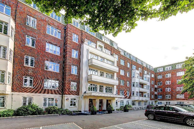 Chatsworth Court  Pembroke Road  London  bed flat   3 163 pcm    