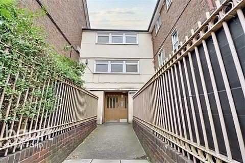 2 bedroom flat to rent, Thorne Close - Canning Town - E16