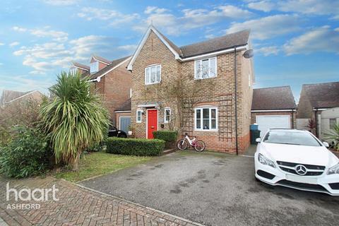 4 bedroom detached house to rent, Dexter Close, Ashford