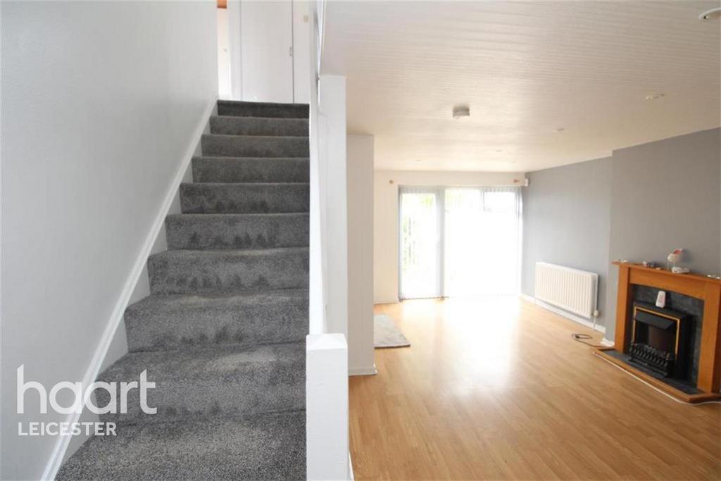 Briar Meads off Ash Tree Road, Oadby 3 bed semidetached house £1,150