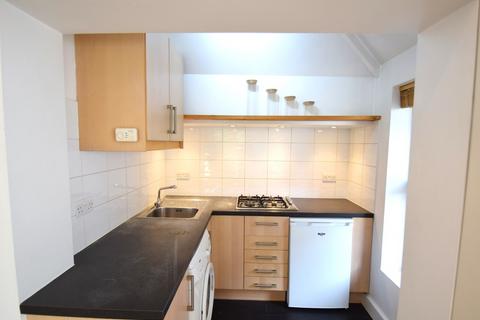 Studio to rent, Chiswick High Road, W4