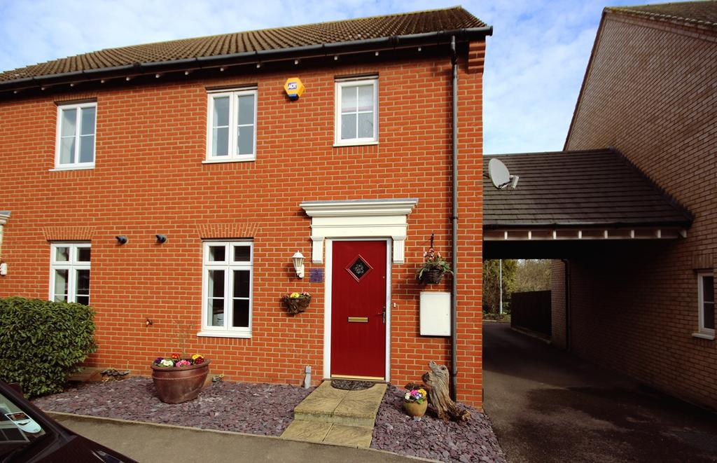 Prince Charles Avenue, STOTFOLD, SG5 3 bed semidetached house £315,000