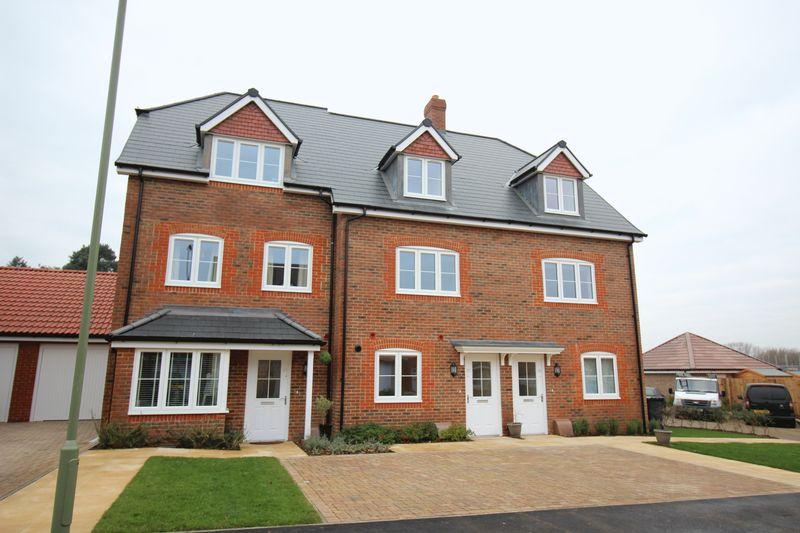Portsmouth Road, Liphook 3 bed property £1,350 pcm (£312 pw)