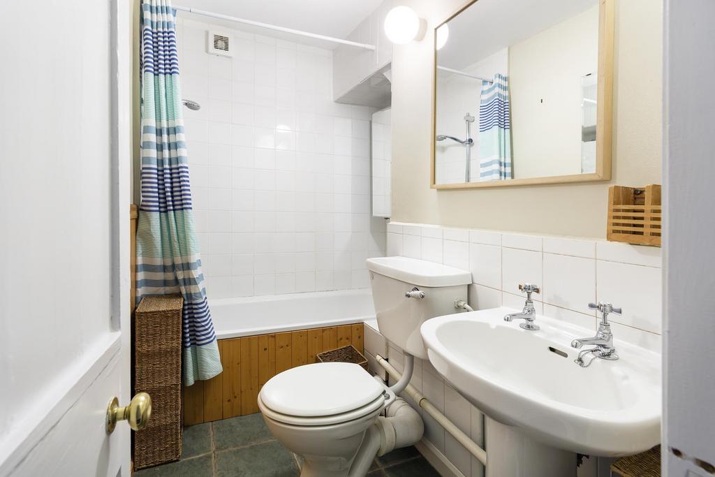 Middle floor bathroom