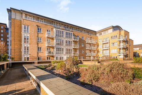 3 bedroom flat to rent, St. Davids Square, London