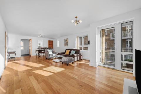3 bedroom flat to rent, St. Davids Square, London
