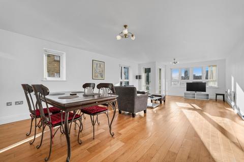 3 bedroom flat to rent, St. Davids Square, London