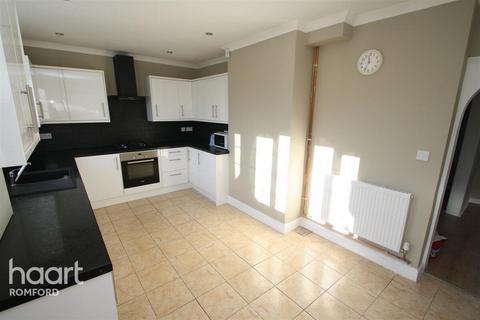 3 bedroom terraced house to rent, Penzance Gardens, Romford