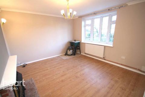 3 bedroom terraced house to rent, Penzance Gardens, Romford