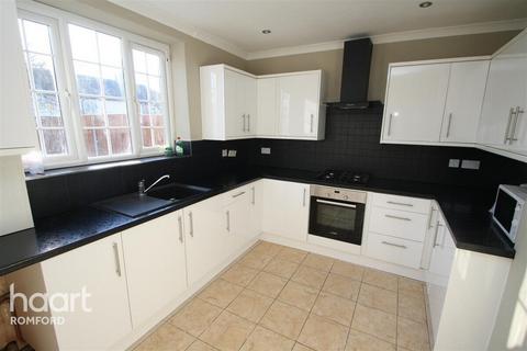 3 bedroom terraced house to rent, Penzance Gardens, Romford