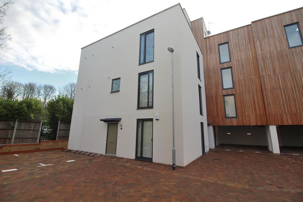 Hardy Close, Chelmsford, Essex, CM1 2 bed apartment £290,000