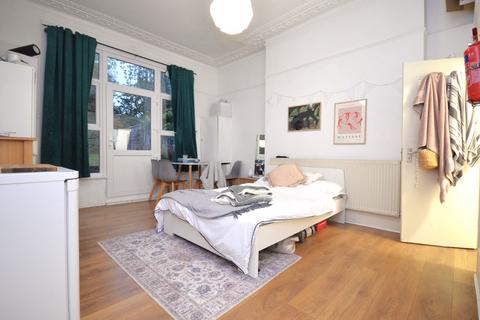 Studio to rent, Fordwych Road, Kilburn NW2 3TL