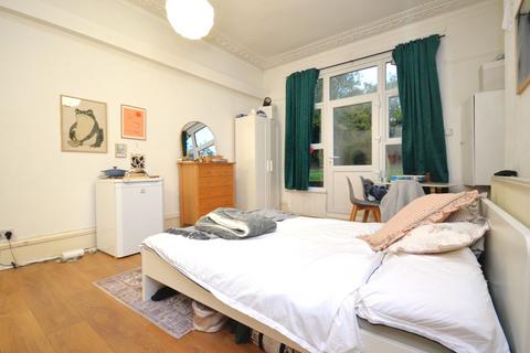 Studio to rent, Fordwych Road, Kilburn NW2 3TL