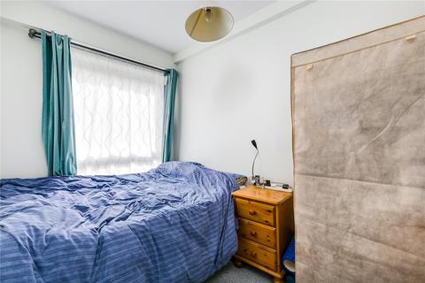 3 bedroom flat to rent, Ilminster Gardens, London