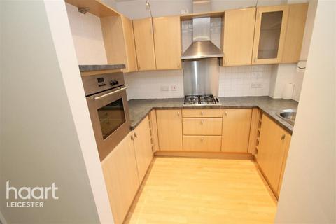 3 bedroom townhouse to rent, Eyebrook Close, Leicester