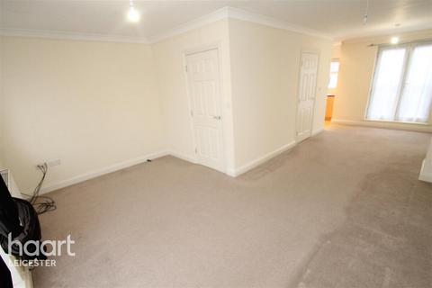 3 bedroom townhouse to rent, Eyebrook Close, Leicester