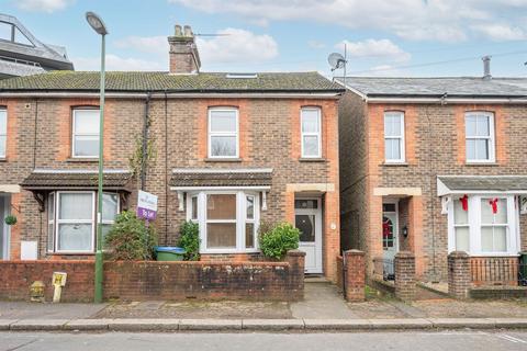 3 bedroom terraced house to rent, Madeira Avenue, Horsham, RH12