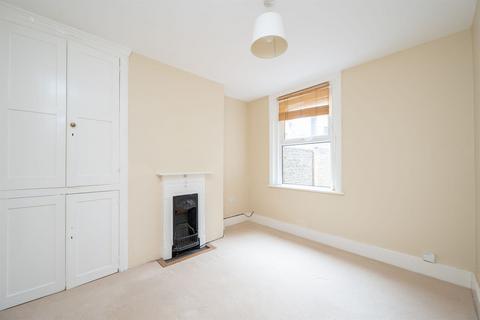3 bedroom terraced house to rent, Madeira Avenue, Horsham, RH12