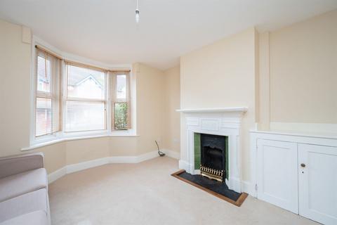 3 bedroom terraced house to rent, Madeira Avenue, Horsham, RH12