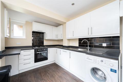 3 bedroom terraced house to rent, Madeira Avenue, Horsham, RH12