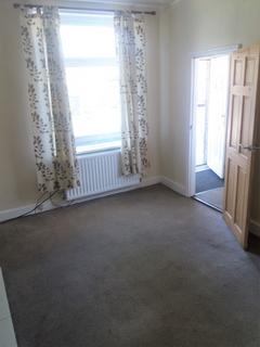 2 bedroom end of terrace house to rent, Moor Street, Queensbury