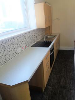 2 bedroom end of terrace house to rent, Moor Street, Queensbury