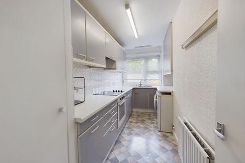 2 bedroom apartment to rent, HARESTONE VALLEY ROAD, CATERHAM VALLEY £1450