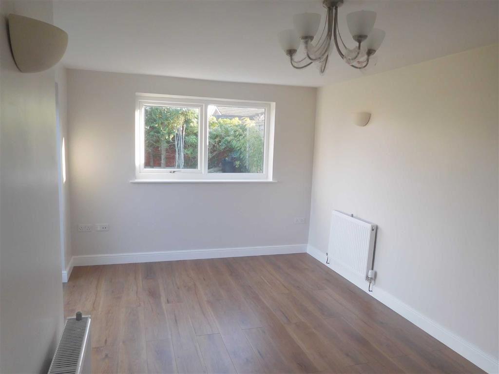 Cardigan Road, Borras, Wrexham 3 bed detached bungalow £850 pcm (£196 pw)